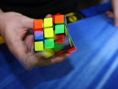 Rubik kubunda yeni rekord – Cəmi 3.13 saniyə (VİDEO)