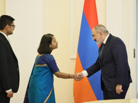 Paşinyan Hindistan səfiri ilə görüşdü