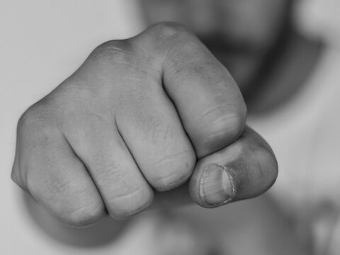 Bakıda kafedən çıxan şəxs döyülərək pulu və sənədləri əlindən alınıb