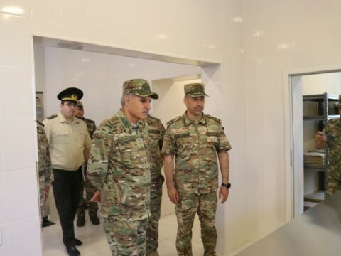 Xanlar Vəliyev azad olunmuş ərazilərdə hərbçilərlə görüşüb