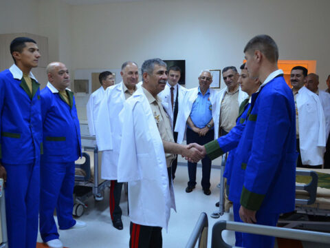 Zakir Həsənov hərbi hospitalda hərbçiləri ziyarət edib