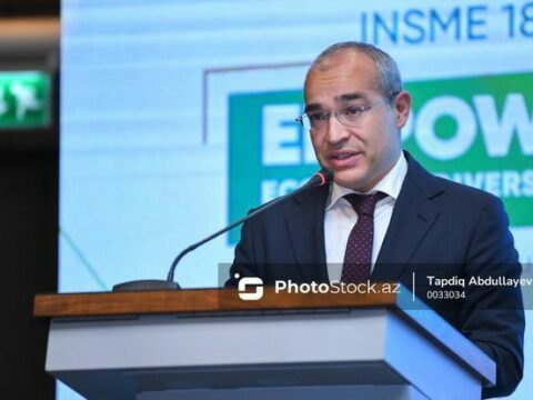 Mikayıl Cabbarov sahibkarları təbrik etdi