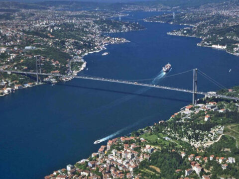 Türkiyə boğazlardan keçid üçün rüsumları artırıb