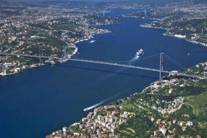 Türkiyə boğazlardan keçid üçün rüsumları artırıb