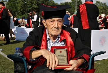 82 yaşlı kişi məzun oldu 