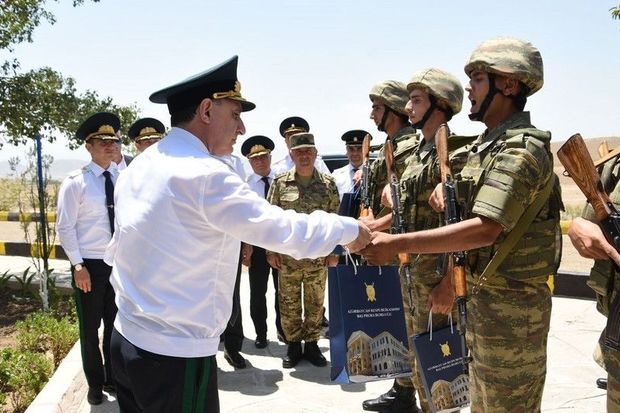 Baş Prokuror Naxçıvanda hərbi qulluqçulara hədiyyələr verib