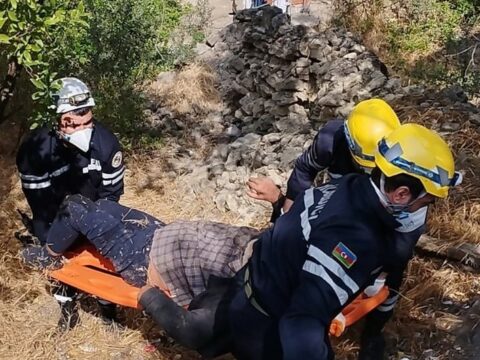 Yaşlı kişi hündürlükdən yıxılaraq köməksiz vəziyyətdə qalıb