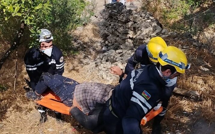 Yaşlı kişi hündürlükdən yıxılaraq köməksiz vəziyyətdə qalıb