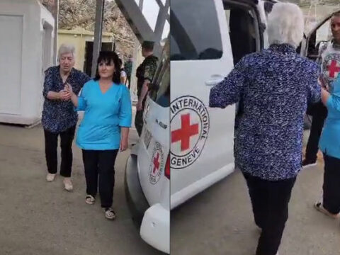 Erməni qadın “Laçın” sərhəd-buraxılış məntəqəsində Azərbaycan sərhədçilərinə təşəkkür etdi