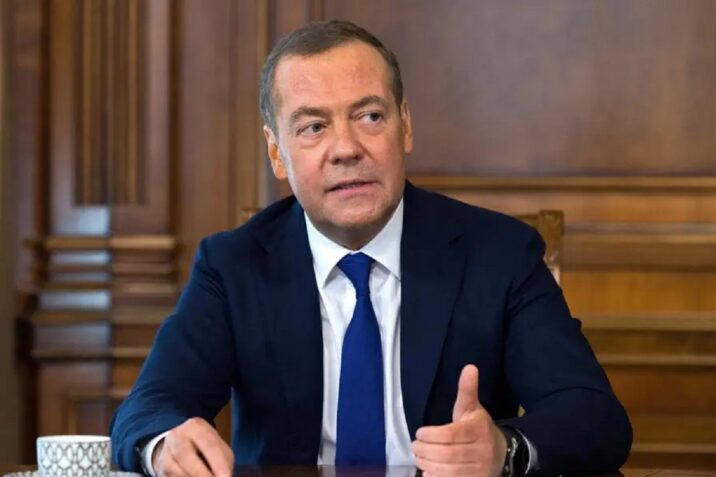 Medvedev hərbi poliqona baş çəkdi