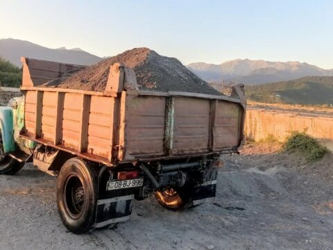 Balakəndə qanunsuz qum-çınqıl daşıyanlar cərimələndi