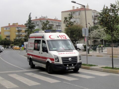 İki maşın toqquşdu, 15 nəfər yaralandı
