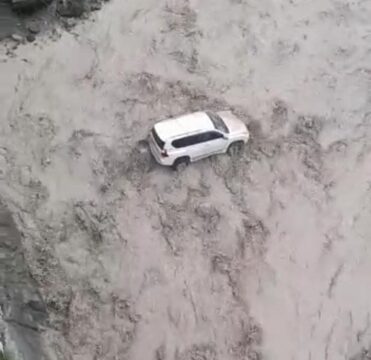 İsmayıllıya qonaq gələn Türkmənistan vətəndaşlarının maşınını sel apardı