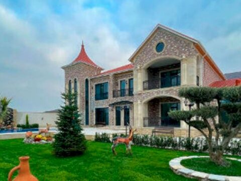Azərbaycanda xanım məmur yarım milyonluq villa aldı 