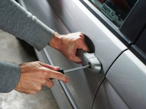“Range Rover”dən oğurluq edildi