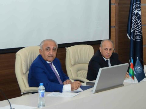 UNEC-də ilk: İnzibati heyətin xidməti fəaliyyəti qiymətləndirildi