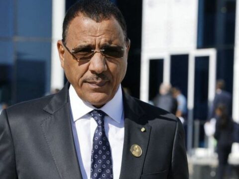 Devrilən prezident istefa vermək istəmir