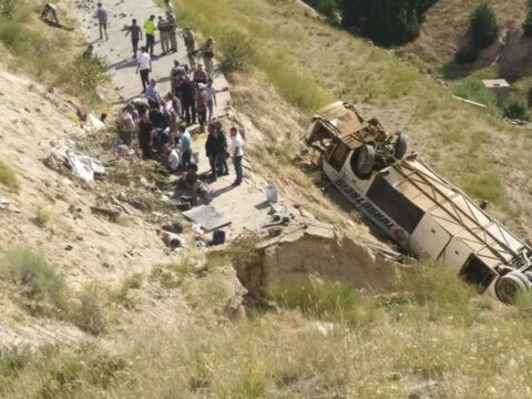 Türkiyədə sərnişin avtobusu qəzaya uğrayıb, 7 nəfər ölüb, onlarla insan yaralanıb
