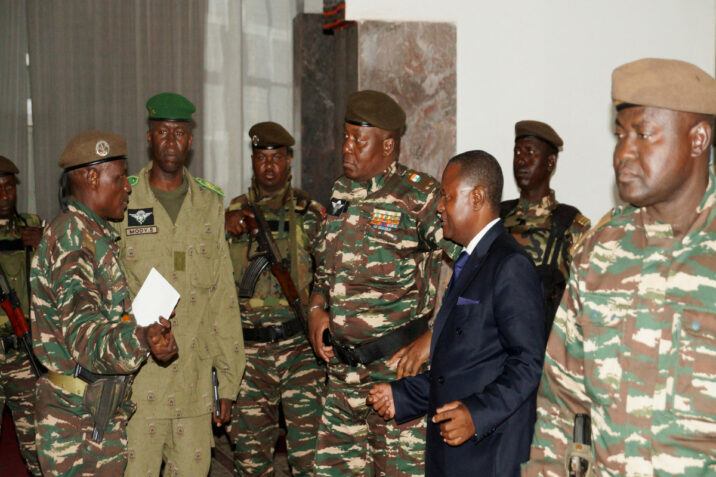 Nigerdə hərbi ​​çevrilişdən sonra bəzi nazirlər saxlanılıb