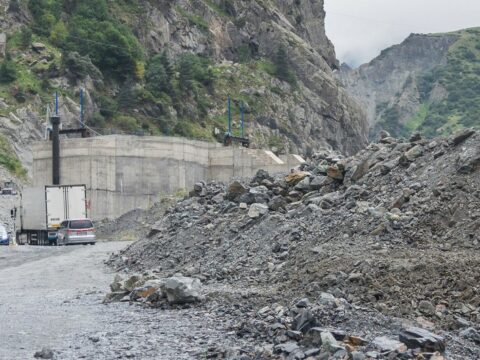 “Gürcüstanda torpaq sürüşüb, 6-sı uşaq olmaqla 16 nəfər torpaq altında qalıb”
