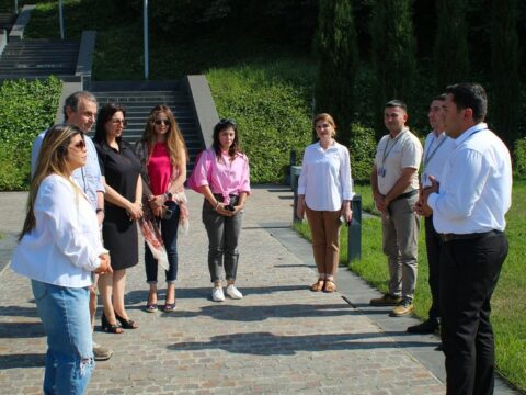 Amerikalı jurnalistlər Quba Soyqırımı Memorial Kompleksini ziyarət ediblər
