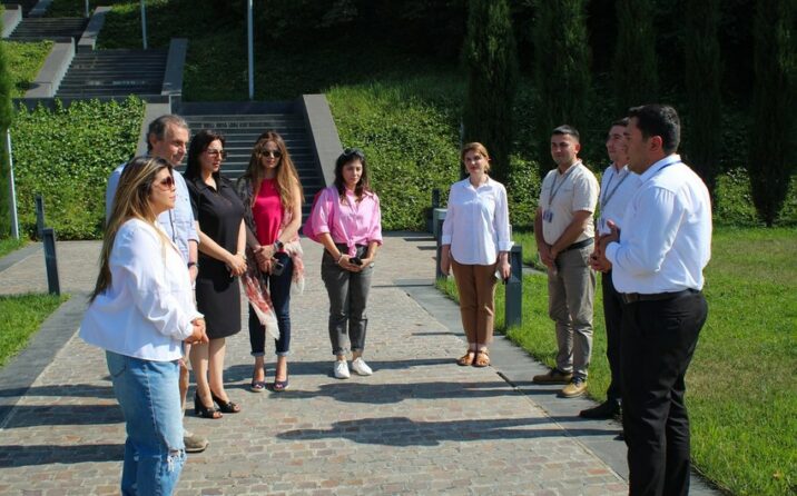 Amerikalı jurnalistlər Quba Soyqırımı Memorial Kompleksini ziyarət ediblər
