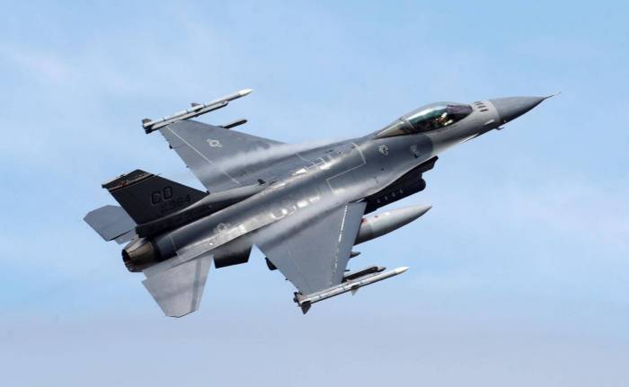 Ukranalılar F-16 təlimlərini bu ölkədə keçə bilər 