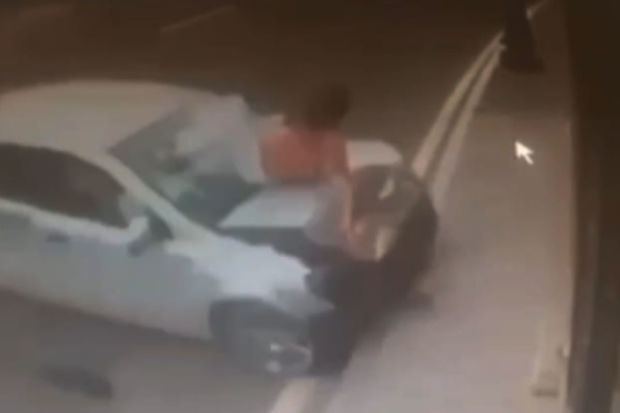Bakıda avtomobilin hamilə qadını vurduğu anın görüntüləri yayıldı