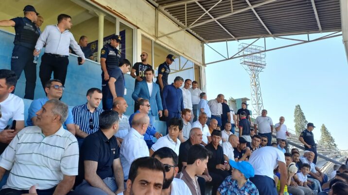 “Kəpəz”in məşqçisi oyunun gedişində polis şöbəsinə aparıldı
