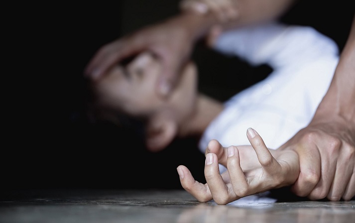 16 yaşlı qızı yeddi nəfər zorladı