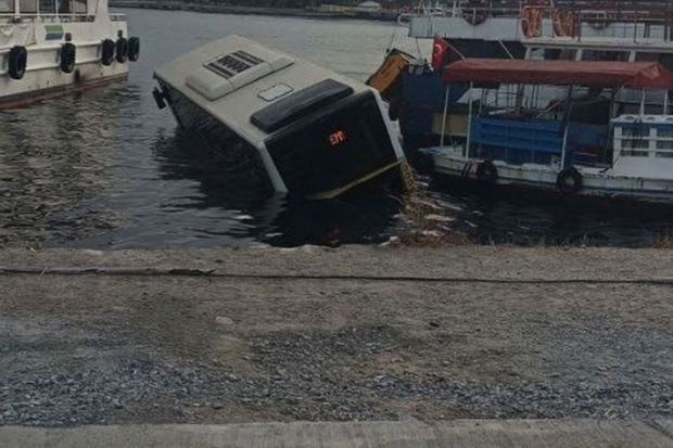 İstanbulda sərnişin avtobusu dənizə düşdü