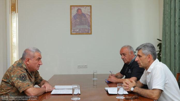 Daşnak “spiker” separatçıların “müdafiə naziri” ilə terrorçu Montenin şəkli altında görüşdü…
