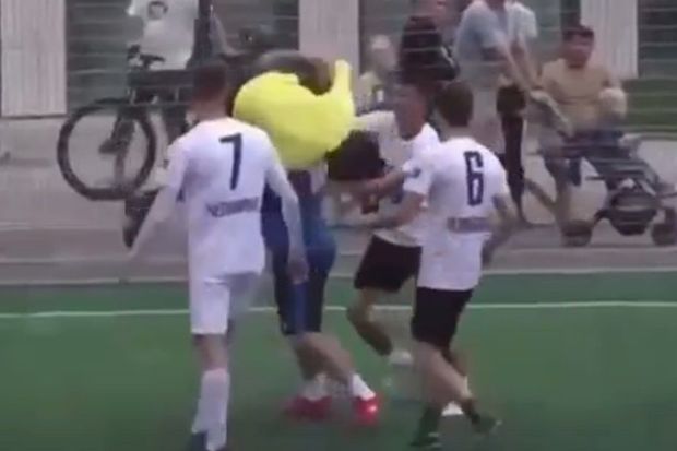 Rusiya futbolunda biabırçı hadisə: Futbolçu kamerunlu hakimi döydü