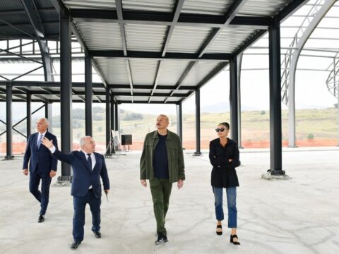 İlham Əliyev və Mehriban Əliyeva Laçın Beynəlxalq Hava Limanında aparılan tikinti işləri ilə tanış olublar