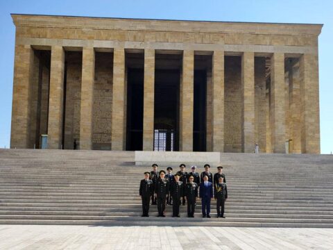 Azərbaycanın müdafiə naziri Anıtqəbri ziyarət edib