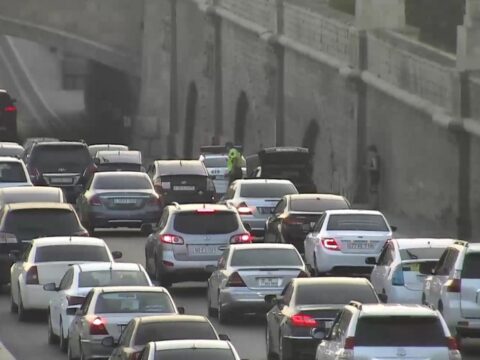 Bakıda tuneldə nasaz avtomobil yolda qalıb, tıxac yaranıb