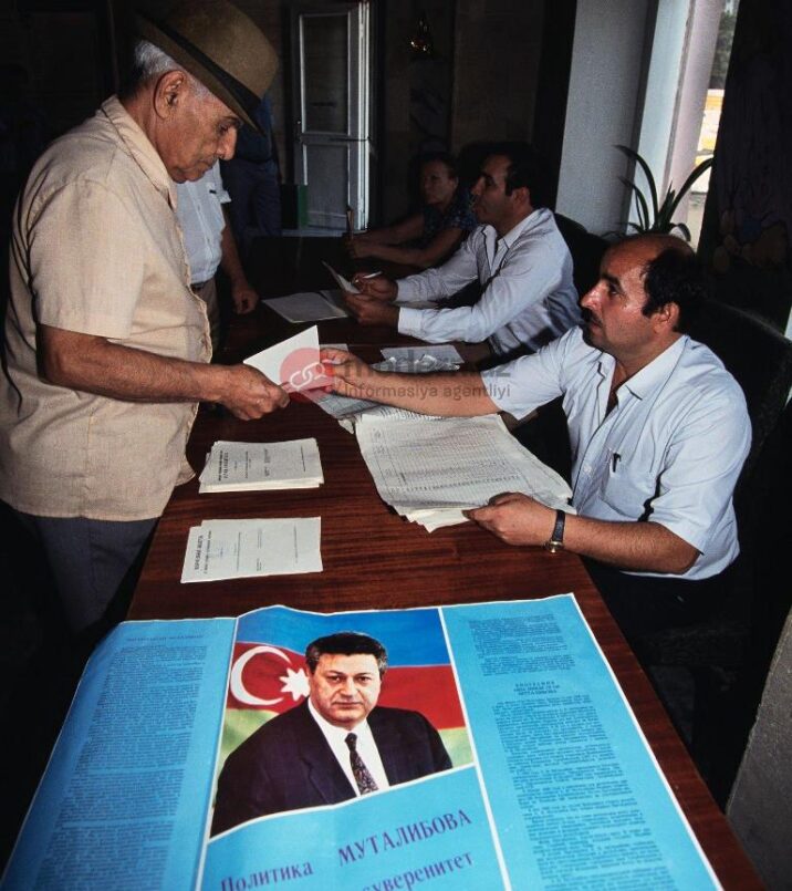 Sentyabrın 8-də Azərbaycan Mütəllibovu ilk prezident seçmişdi