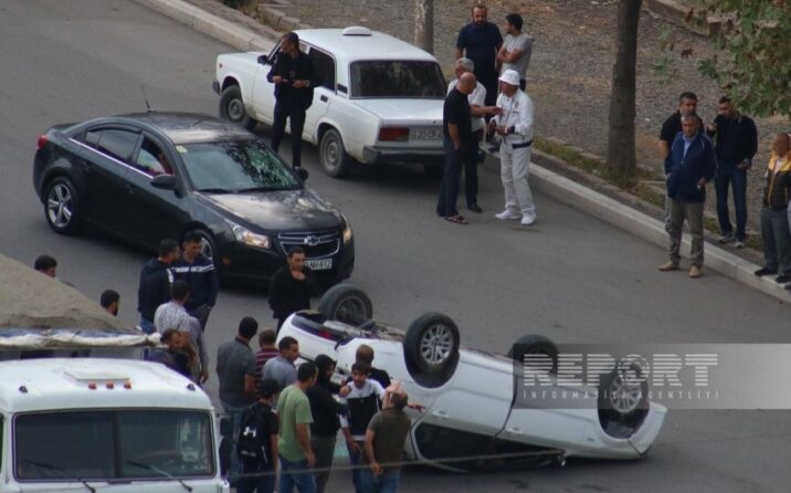 Gəncədə toqquşan avtomobillərdən biri aşıb, xəsarət alan var