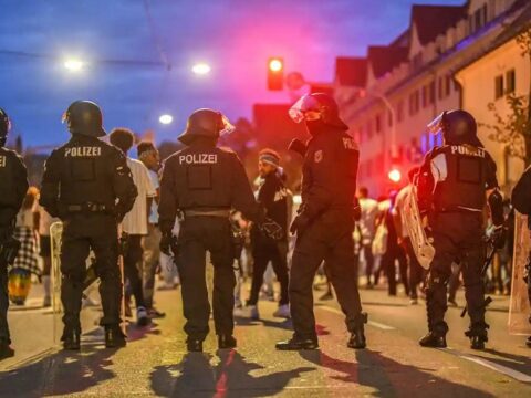 Almaniyada miqrantlarla toqquşmalarda 26 polis yaralanıb