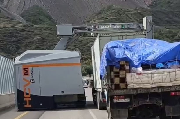 “Laçın” SBM-dən keçmək istəyən nəqliyyat vasitələrini stasionar rentgen aparatı da yoxlayır