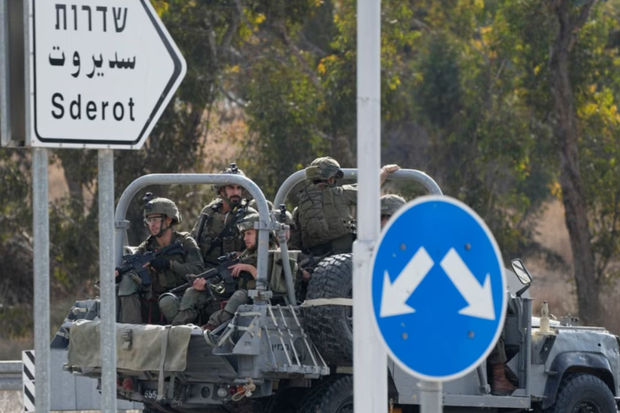 “HƏMAS terrorçuları evlərə soxularaq günahsız israilli ailələri öldürməyə çalışırlar”