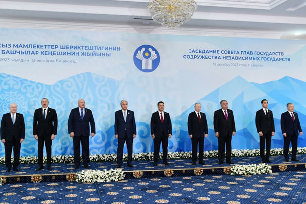 İlham Əliyev Bişkekdə Prezident Şavkat Mirziyoyevin təltifolunma mərasimində iştirak edib