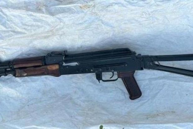 Məhkumun Gəncədə gizlətdiyi avtomat tapılıb