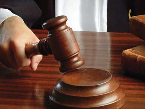 Balakəndə anasını avtomobillə vurub öldürən qadına hökm oxunub