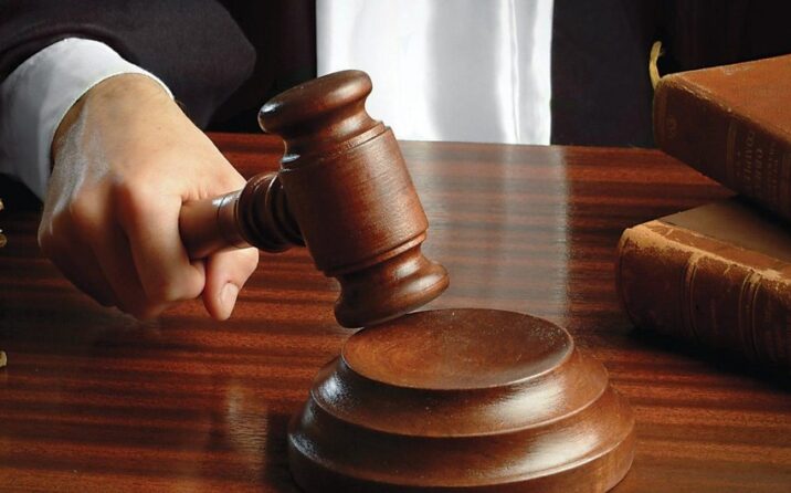 Balakəndə anasını avtomobillə vurub öldürən qadına hökm oxunub