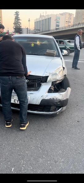 Bakıda zəncirvari qəza: Üç avtomobil toqquşdu