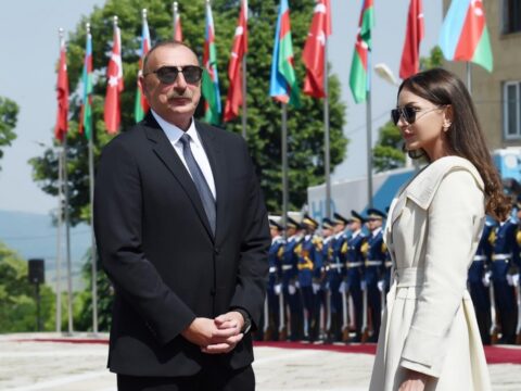 Prezident İlham Əliyev və birinci xanım Şuşa şəhərində Qala divarına və ətraf əraziyə baxış keçiriblər