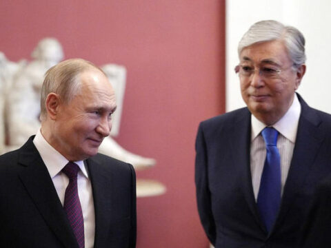 Putin Tokayevlə görüşdə mikrofonunun söndürülməsini zarafata saldı