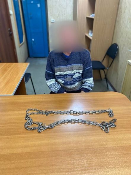 Dostunu əvvəl döydü, sonra zirzəmidə kölə kimi zəncirlədi: Rusiyada qorxunc hadisə