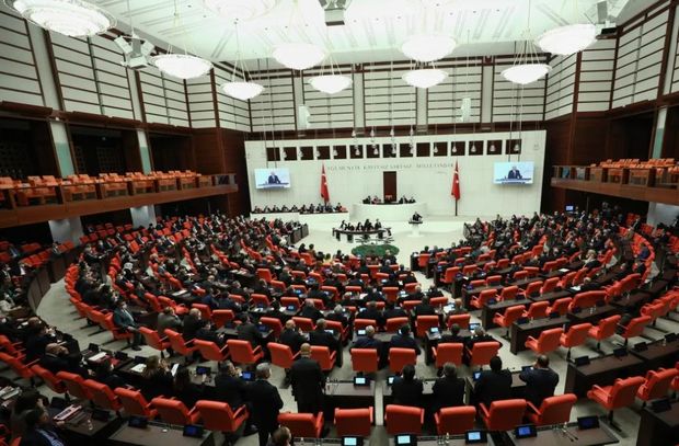 Deputatların on faizdən çoxu partiya sıralarından istefa verdi